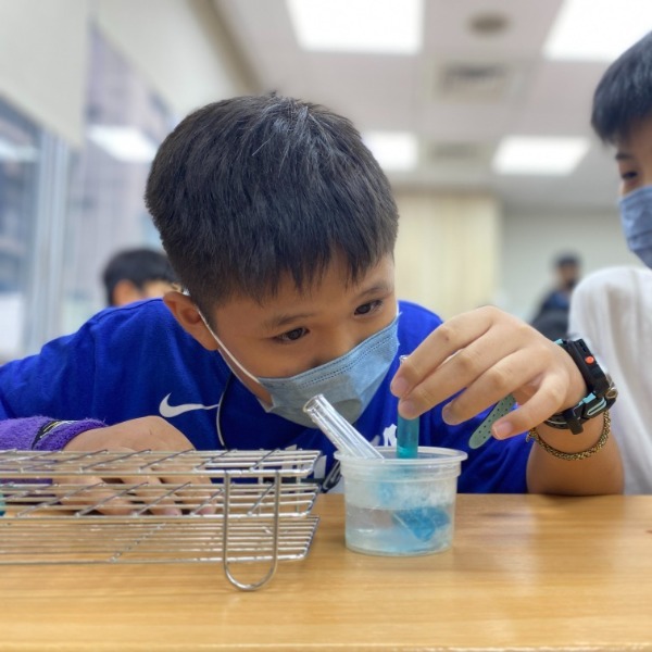 學生使用顯微鏡觀察生物樣本