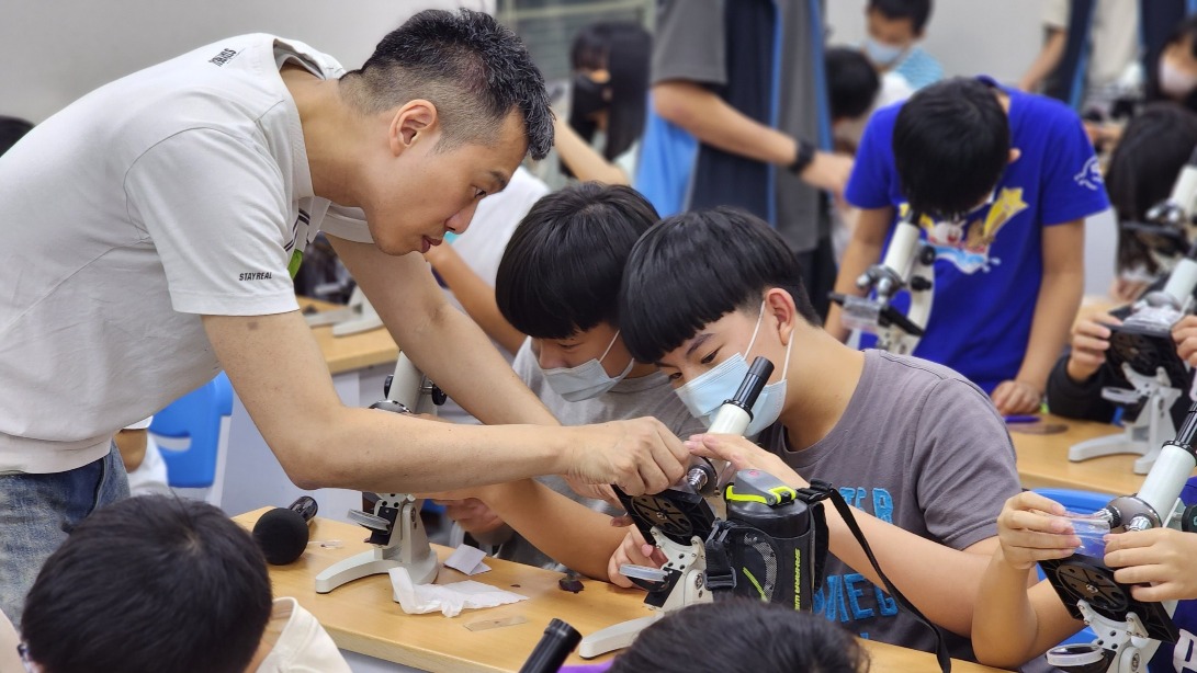學生進行生物實驗操作